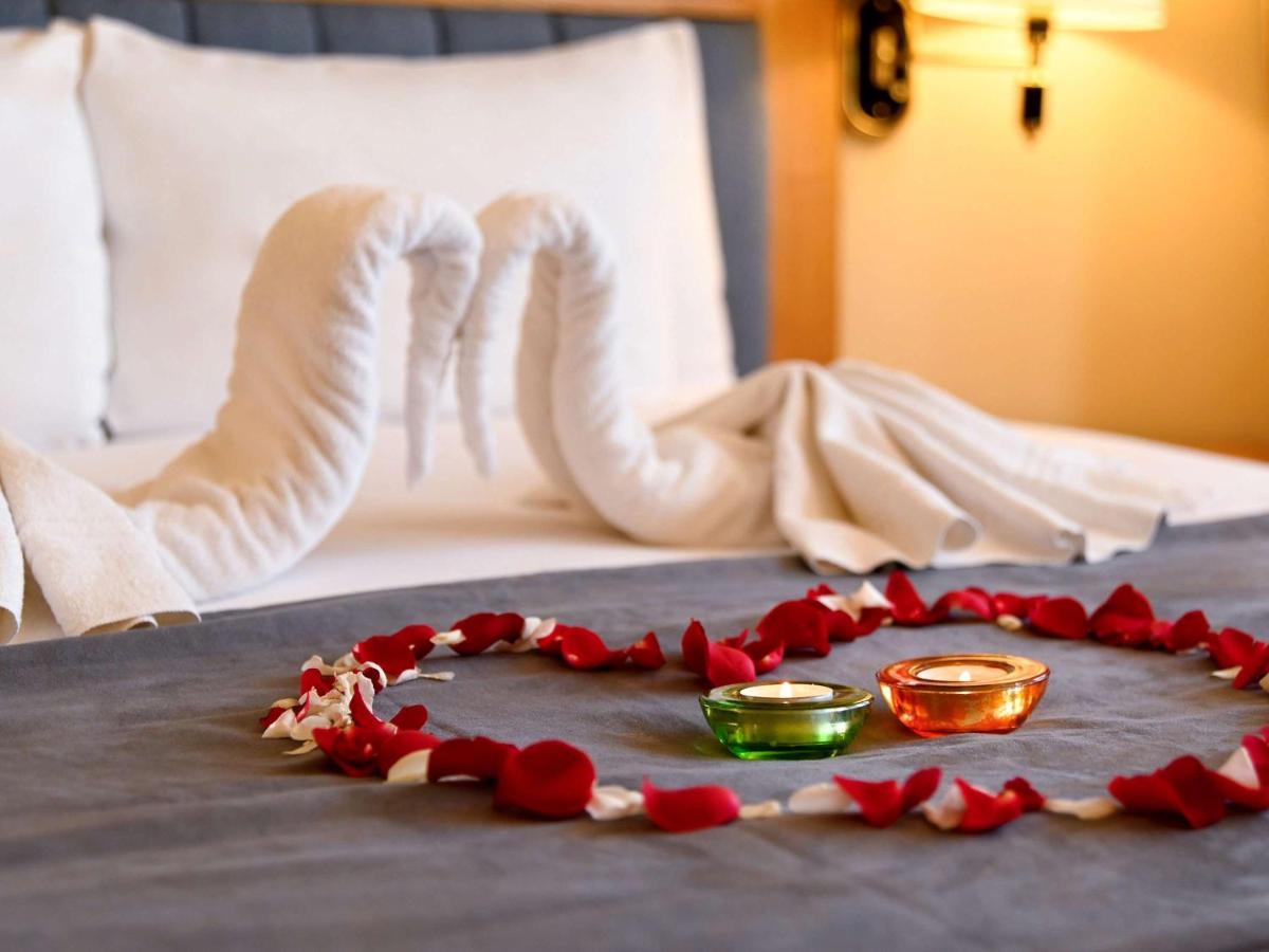 Hotel Mercure Alger Aeroport Maison Blanche Ngoại thất bức ảnh A heart made of rose petals