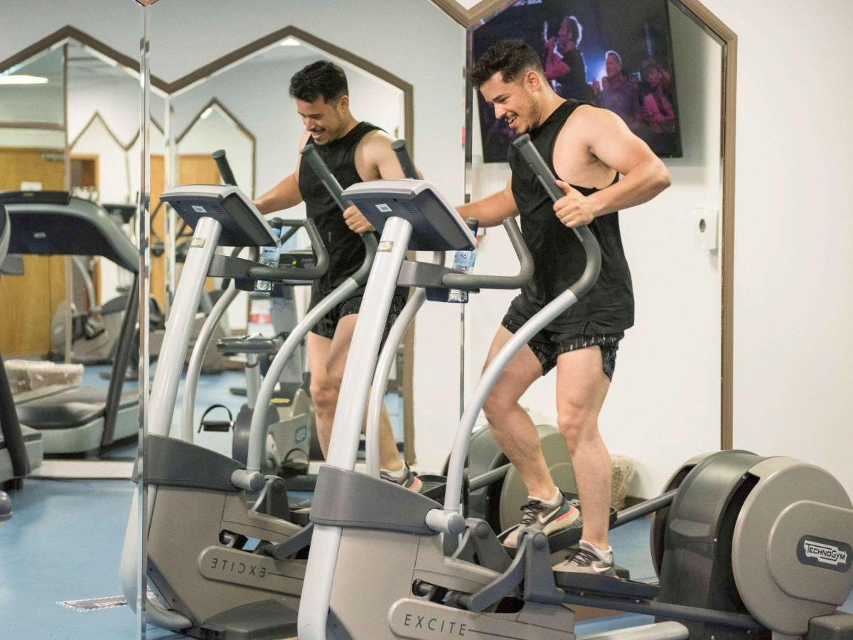 Hotel Mercure Alger Aeroport Maison Blanche Ngoại thất bức ảnh A man using a cross trainer