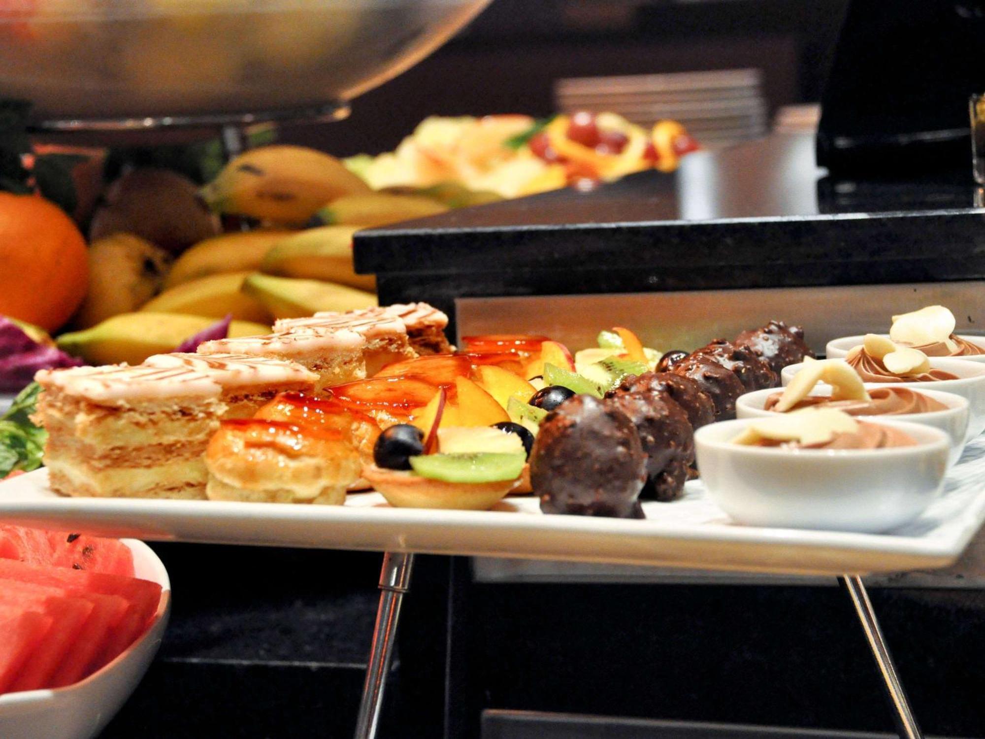 Hotel Mercure Alger Aeroport Maison Blanche Ngoại thất bức ảnh A selection of desserts