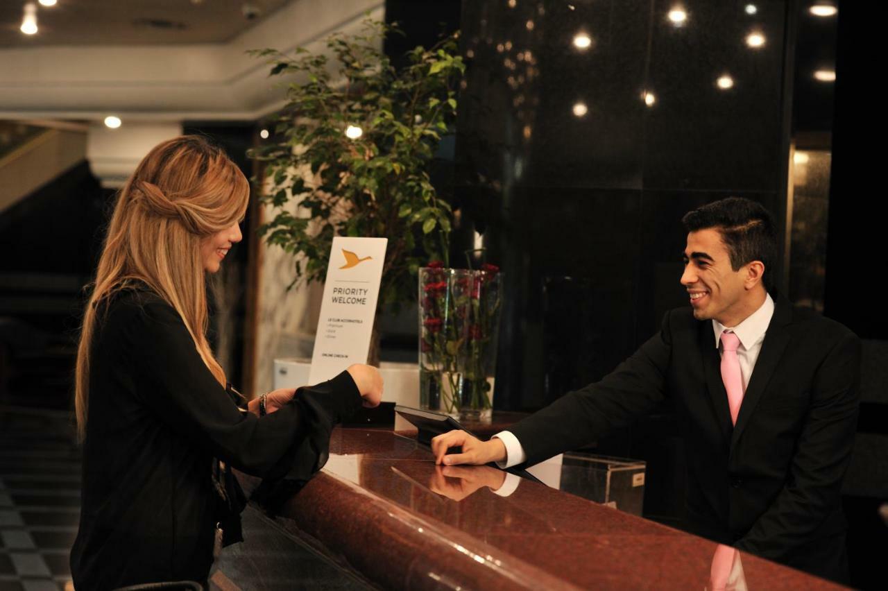 Hotel Mercure Alger Aeroport Maison Blanche Ngoại thất bức ảnh A hotel receptionist