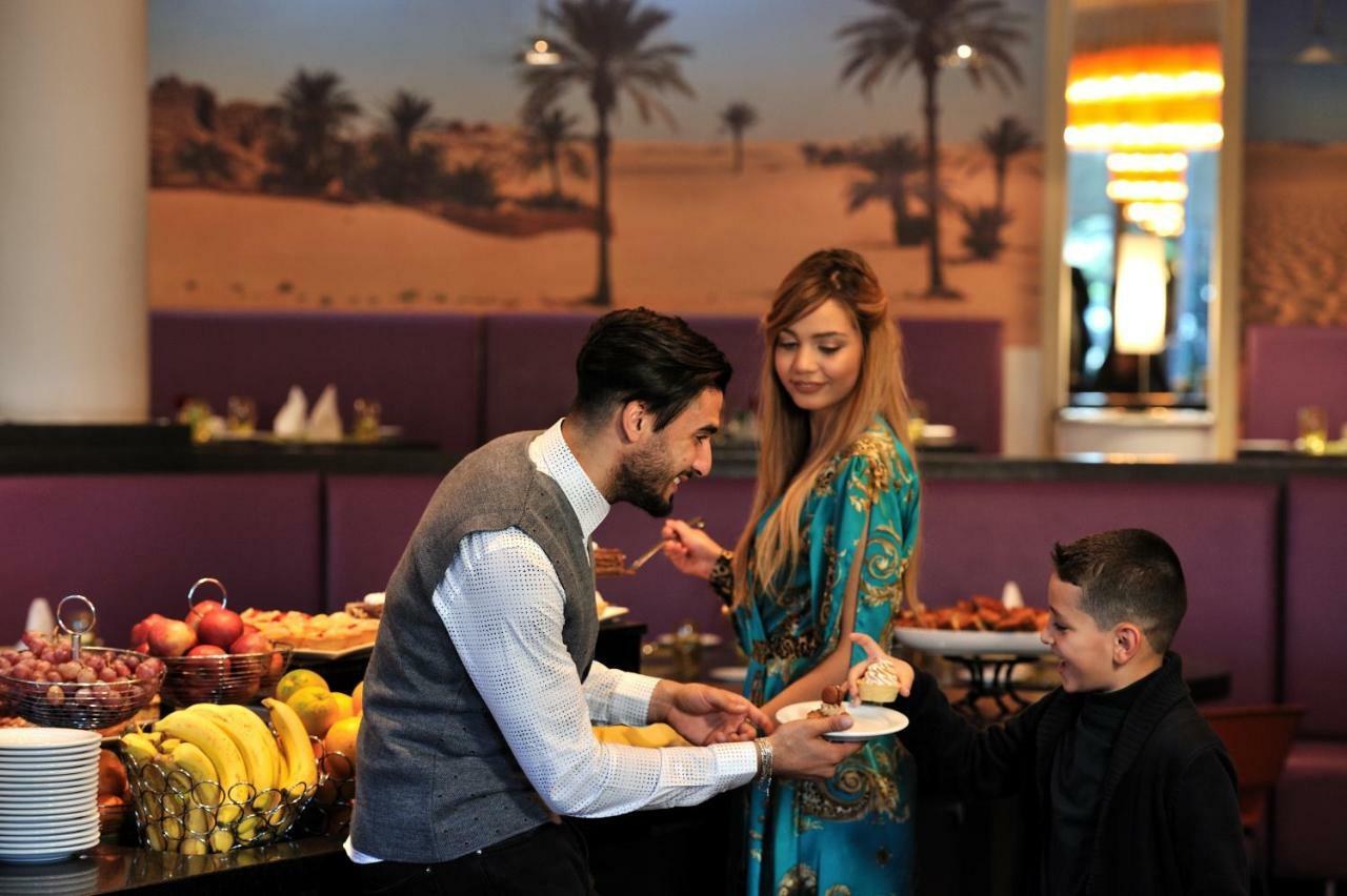 Hotel Mercure Alger Aeroport Maison Blanche Ngoại thất bức ảnh A couple at a buffet