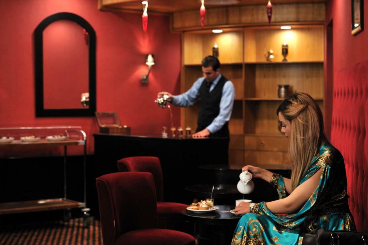 Hotel Mercure Alger Aeroport Maison Blanche Ngoại thất bức ảnh A hotel butler serving tea