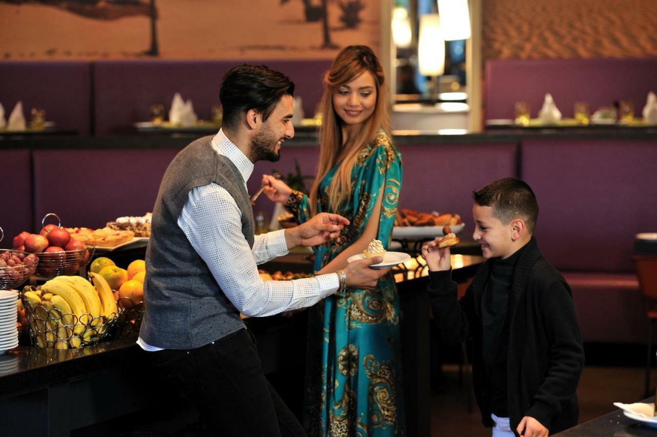Hotel Mercure Alger Aeroport Maison Blanche Ngoại thất bức ảnh A waiter serving a family