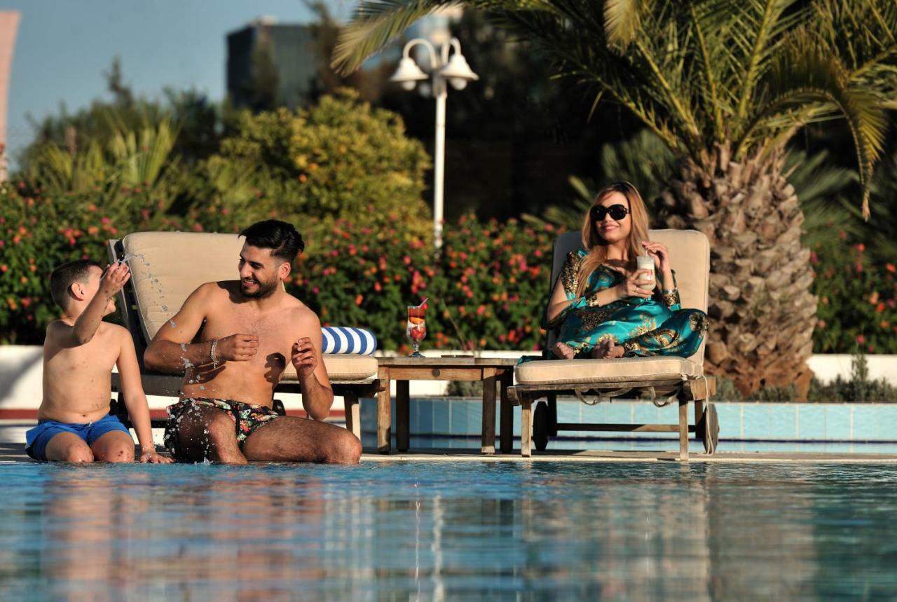 Hotel Mercure Alger Aeroport Maison Blanche Ngoại thất bức ảnh A family at a pool in Dubai