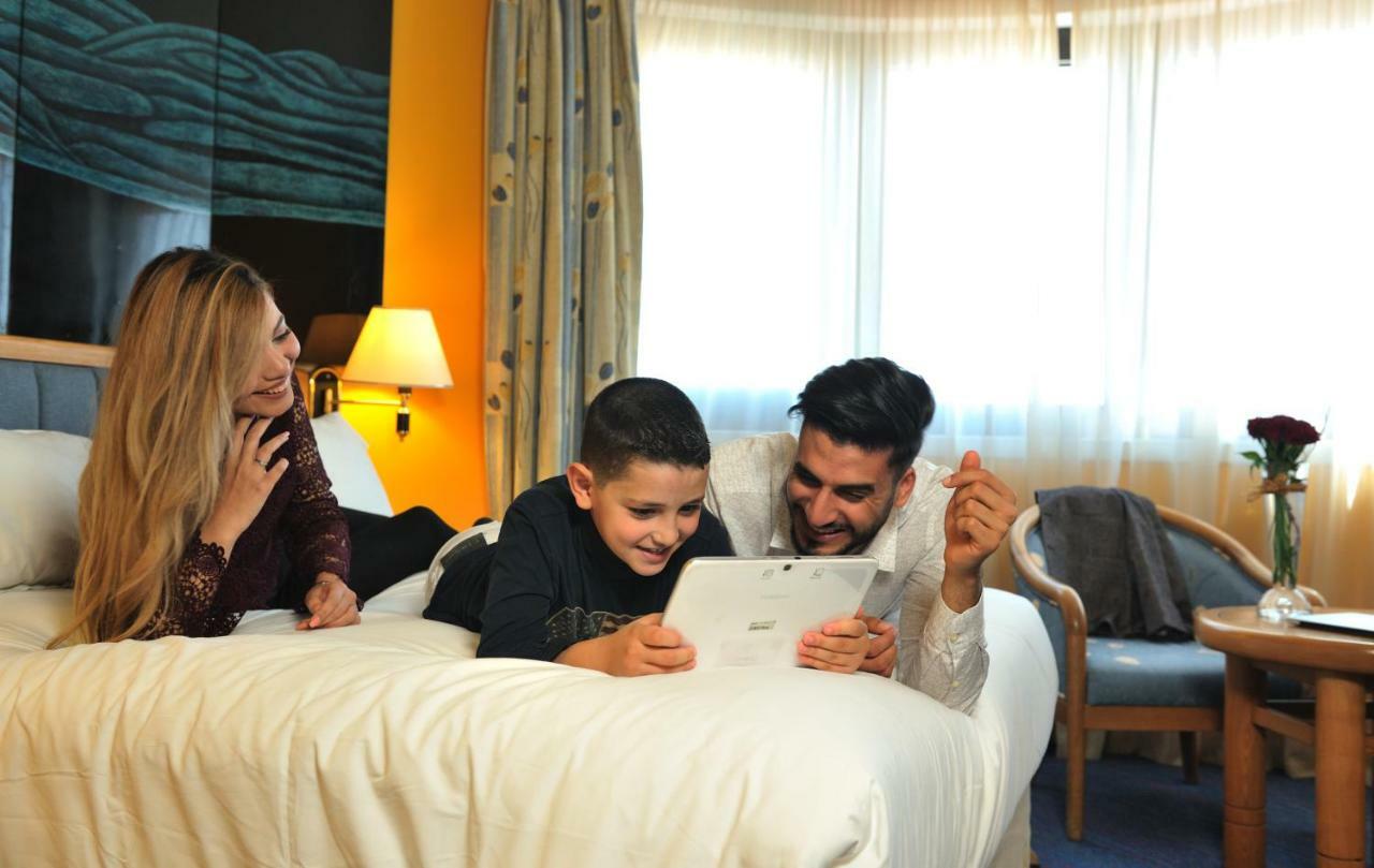 Hotel Mercure Alger Aeroport Maison Blanche Ngoại thất bức ảnh Family using a tablet