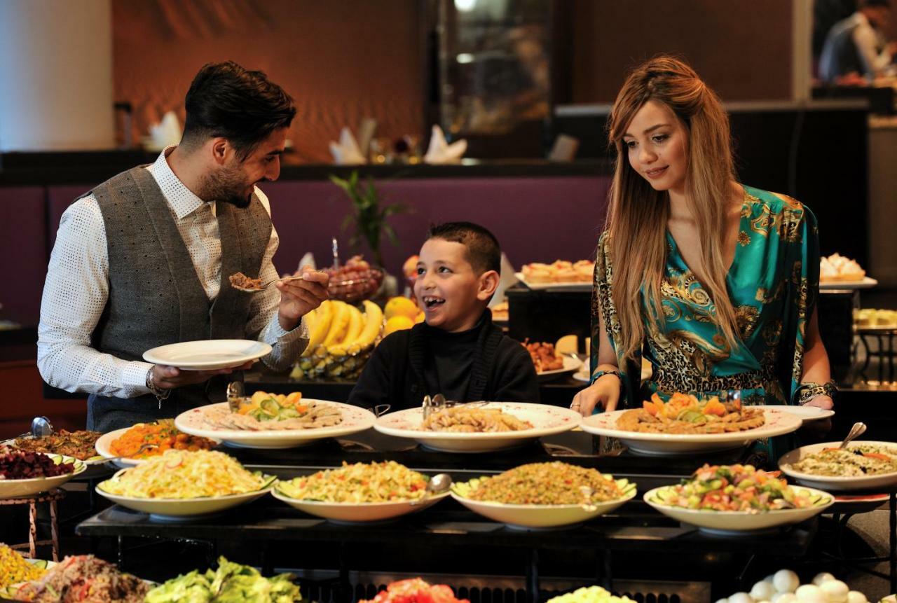 Hotel Mercure Alger Aeroport Maison Blanche Ngoại thất bức ảnh A family at a buffet