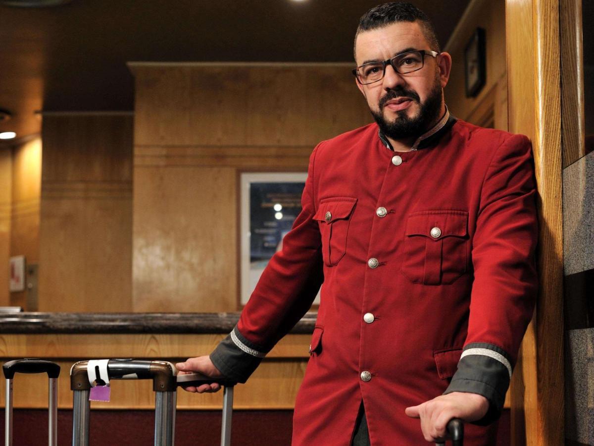 Hotel Mercure Alger Aeroport Maison Blanche Ngoại thất bức ảnh A bellboy at the Four Seasons Hotel in Beirut, Lebanon